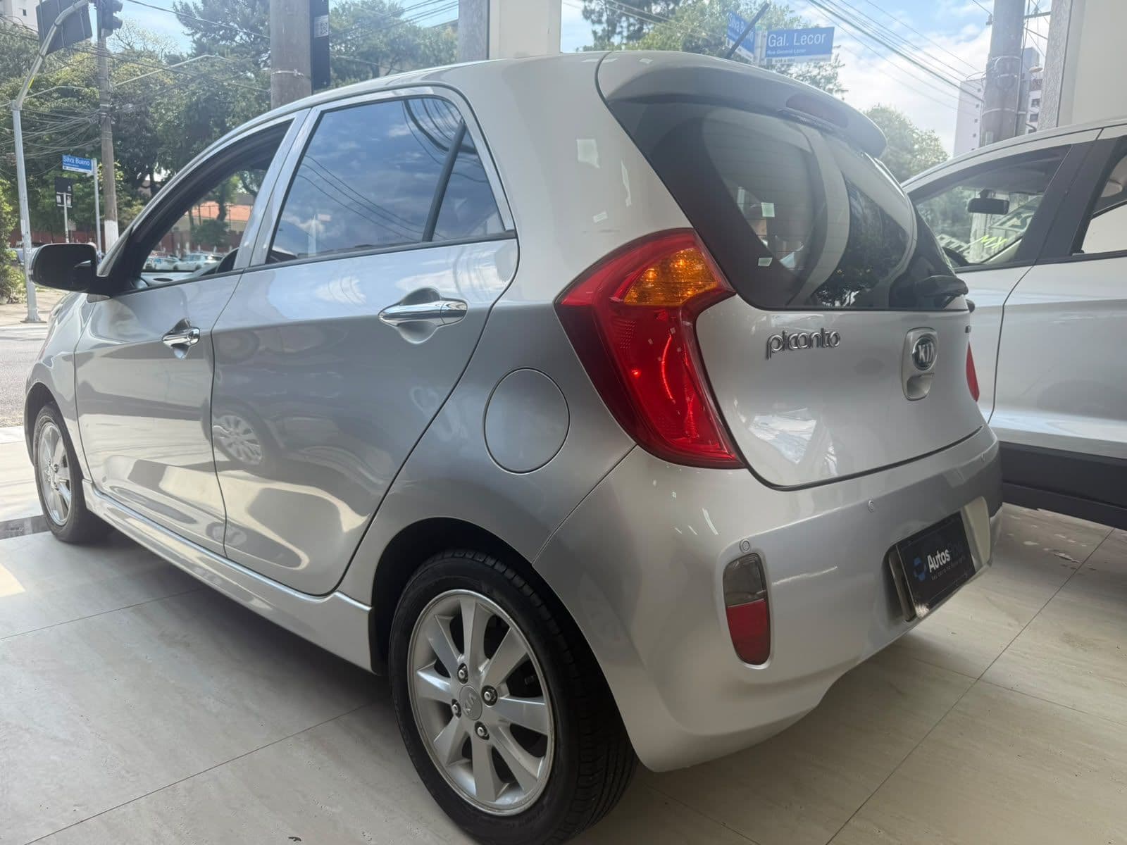 Kia Picanto EX 1.0 AT — foto 4 de 17
