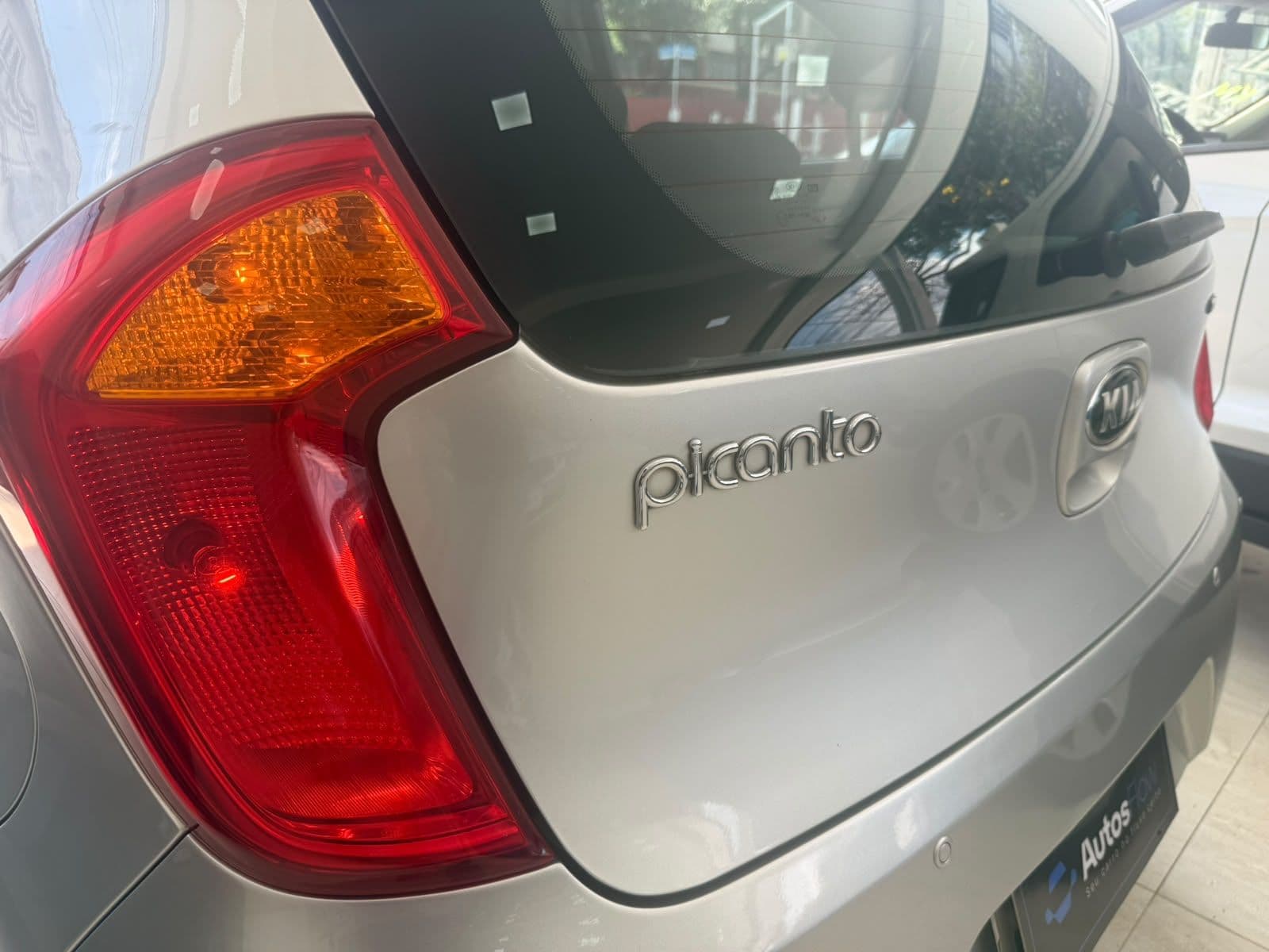Kia Picanto EX 1.0 AT — foto 16 de 17