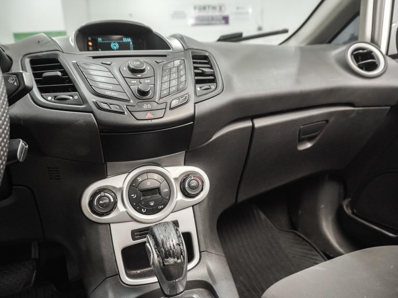 Ford Fiesta HA 1.6L Titanium — foto 10 de 19